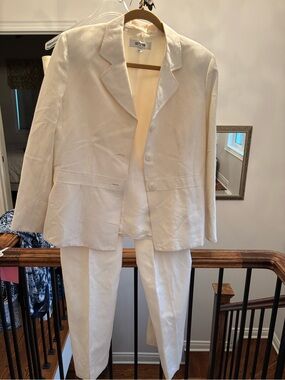 Suit Studio Cream Women's Blazer and Pants Suit, size 14